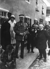 Prinz Alfons mit Gattin als Ehrengäste. Rechts von ihm Fritz Zistl im Gespräch mit dem Stadtpfarrer.