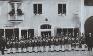 Die Berchinger Bürgerwehr vor dem Neukramerhaus (Nr. 56) Im Bild rechts Kaufmann Franz Kirsch.