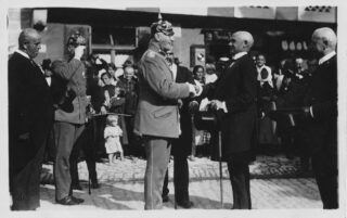 Begrüßung von Prinz Alfons von Bayern vor dem Rathaus.
