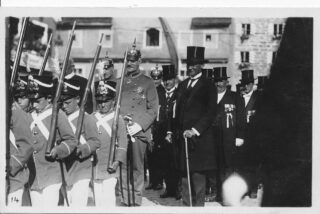 Vor den Festgästen marschiert die "Berchinger Bürgerwehr". Alle Bürgersöhne der Jahrgänge 1912 - 1915 beteiligten sich bei der Bürgerwehr.