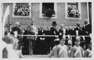 Prinz Alfons von Bayern mit den Ehrengästen.