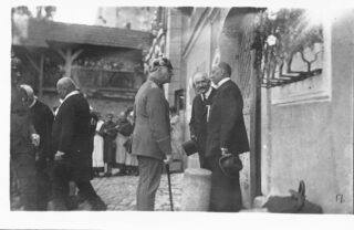 Begrüßung von Prinz Alfons von Bayern vor dem Rathaus.