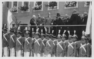Begrüßung der Ehrengäste durch den Magistrat der Stadt. Im Vordergrund die "Berchinger Bürgerwehr".